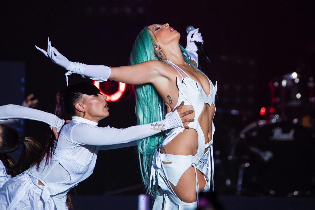 MyiPop's tweet image. Hoy #ElDragon de Lola Indigo (@lolaindigomusic) despliega sus alas para arrasar en Barcelona con otro vuelo inolvidable 🔥 

Así se convirtió la niña en dragón en Madrid hace una semana ❤️‍🩹

🖇️: myipop.net/lola-indigo-dr…