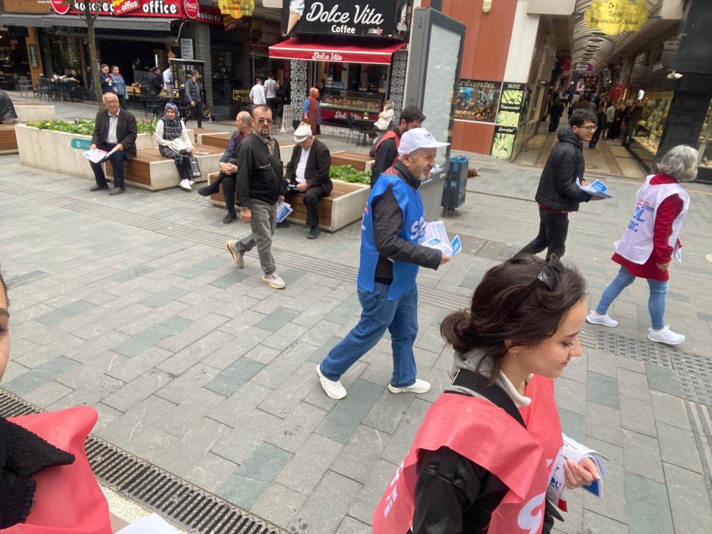 SolPartiKocaeli's tweet photo. Tek adamın son gecesi…

1 Oy Kemal Kılıçdaroğlu’na
1 Oy SOL Parti’ye
 #sadecesol

Devrimcilere verilen oy asla boşa gitmez. *SOL'un sesini dinlemeden #kararverme #1OySOLPartiye https://t.co/CGMe4hU0t3