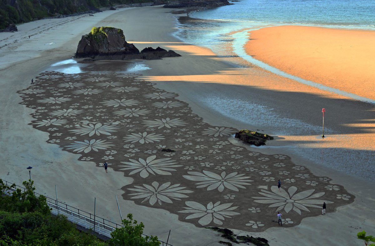 This masterpiece of coastal art was created on Tenby’s North Beach yesterday to mark a former Paratrooper’s 1,000 mile mission across the whole of Wales…

Pic: <a href="/GDPTenby/">Gareth Davies Photography Tenby</a> 

Read more: tenby-today.co.uk/news/tenby-bea…