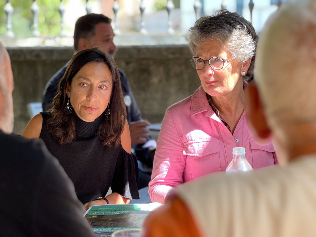 Desayuno en Granada con colectivos ecologistas, movimientos sociales y emprendedores de economía sostenible. Hemos debatido y aprendido mucho alrededor de un buen café.