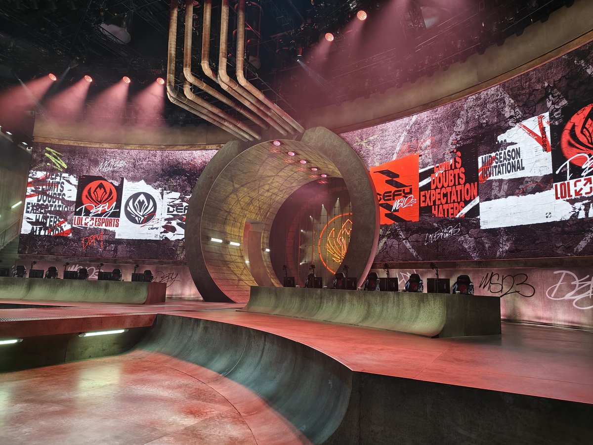 VulkanLAN's tweet photo. Vereinskollegen von uns sind bei den #MSI2023  in London vor Ort und haben da zufällig unseren Caster @REALCasbah getroffen 🫶🏽☺️
 #VulkanLAN #ESportEnnstal @ESportEnnstal @secondtimealive https://t.co/R3xsRAsZZc