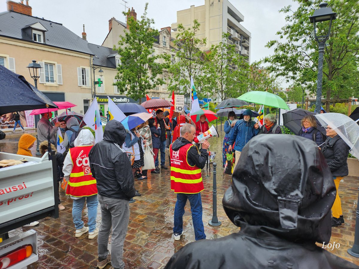Nouveau rassemblement à #Châteauroux sous la pluie pour continuer à mettre la pression sur le gouvernement jusqu'à l'appel national du #6juin 
#OnNeLesLachePas 
#ReformeDesRetraites