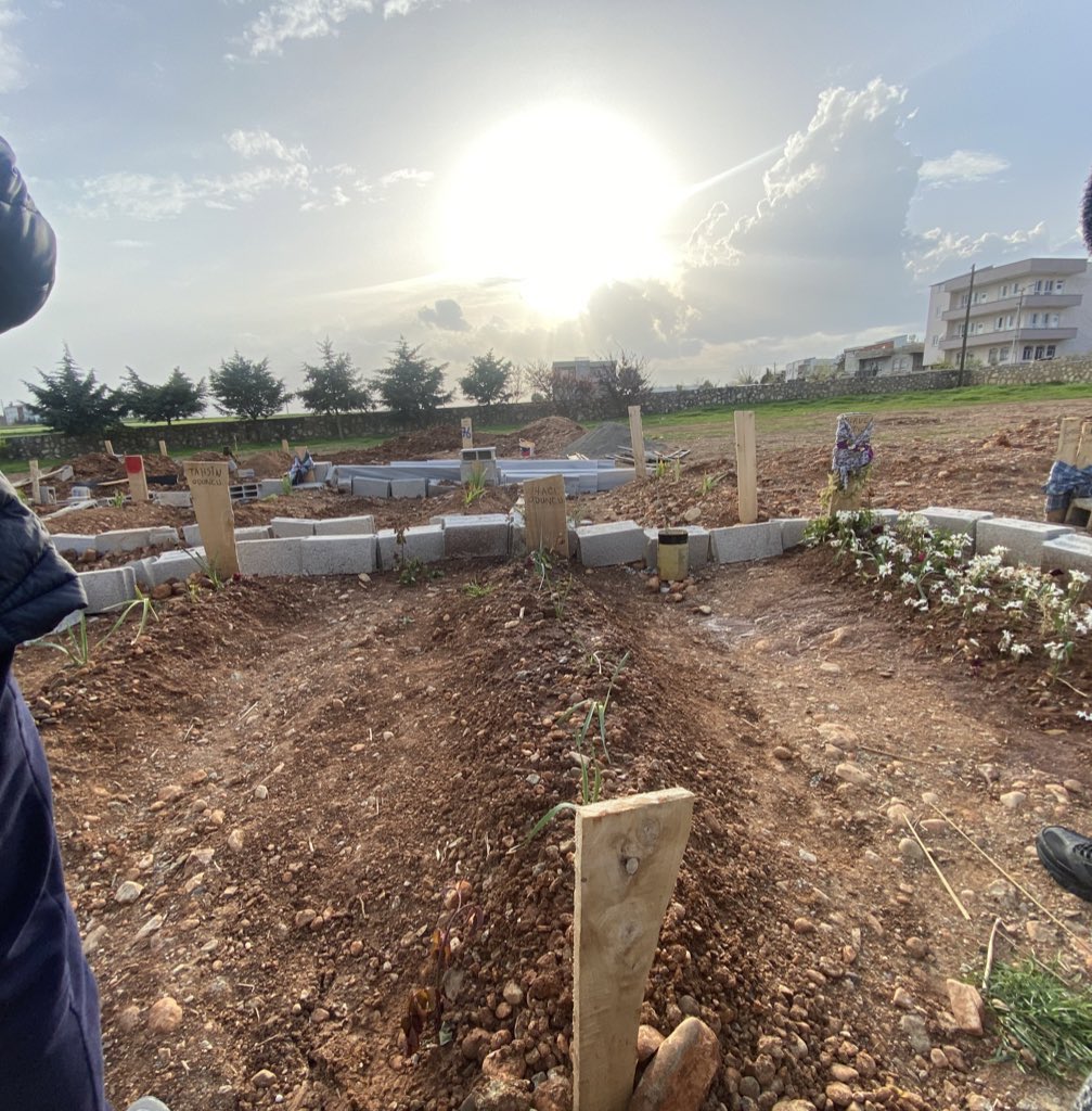 arizayiim's tweet photo. enkazdan günlerce çıkarılmayı bekleyen ailem https://t.co/5izoc2cTQe