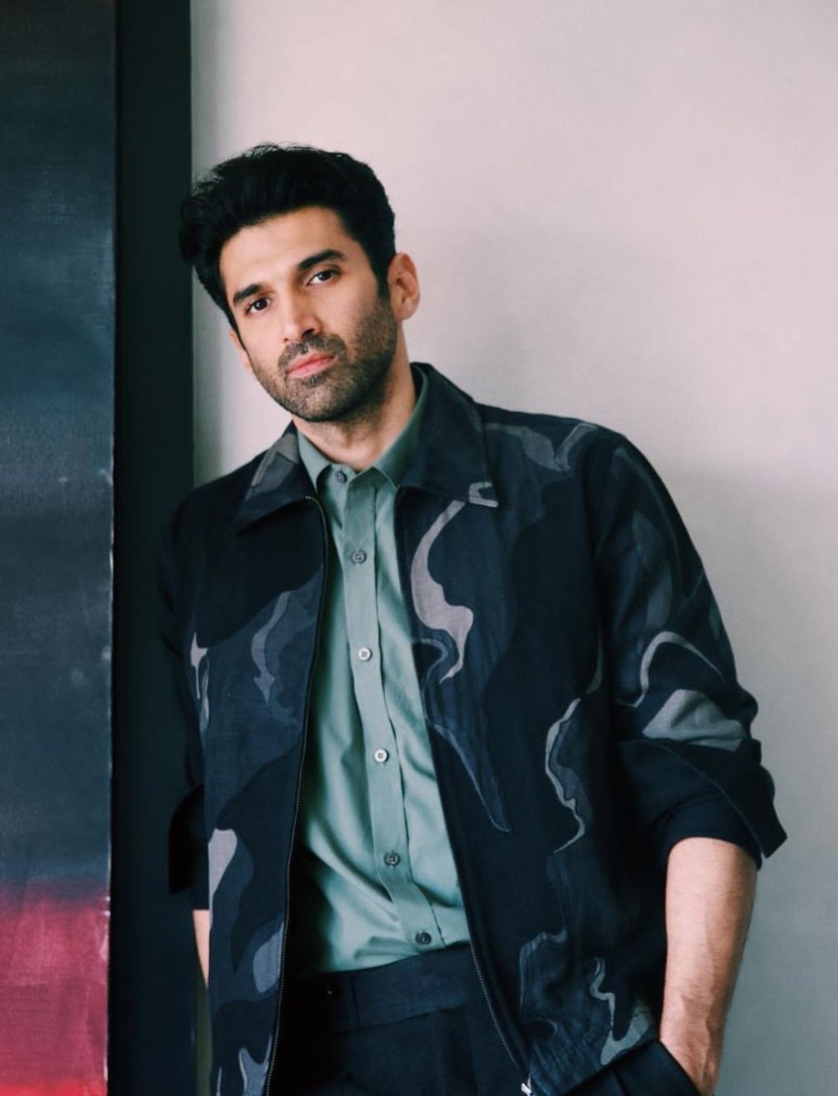 filmfare's tweet photo. Hello good lookin'! ♥️

#AdityaRoyKapur serves a classy style statement in an off-duty look. https://t.co/lyl1NnZjzA