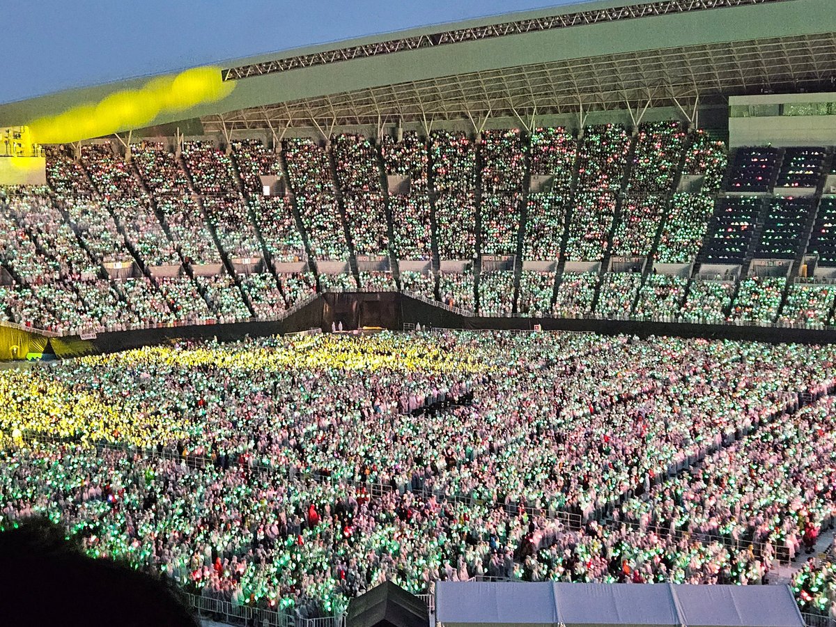 thisisforwtour's tweet photo. #RTBinOsaka #TWICE_5TH_WORLD_TOUR  #READYTOBE_IN_OSAKA_D1 https://t.co/jbGwoFINoa