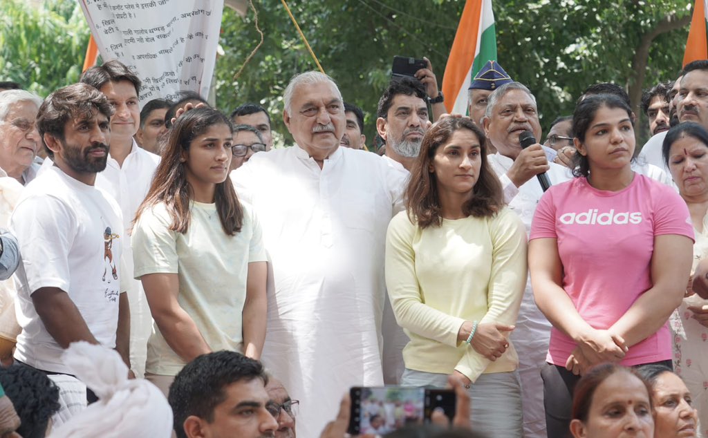 DeependerSHooda's tweet photo. आज हरियाणा के सभी कांग्रेस के सांसद-विधायकों के साथ @BhupinderSHooda जी के नेतृत्व में जंतर-मंतर पहुँच कर अपनी बेटियों द्वारा न्याय के लिए जारी संघर्ष में कांग्रेस विधायक दल की ओर से समर्थन किया।
सरकार हमारे सब्र की और परीक्षा न ले, बेटियों को न्याय दिलवाए। https://t.co/ShwPyQFIhM