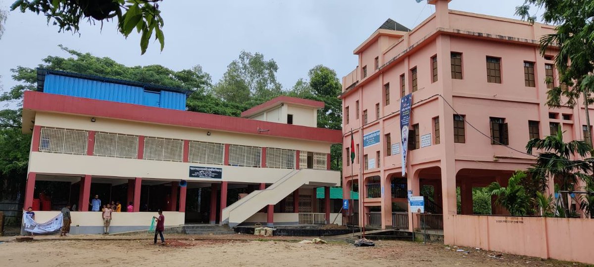 IOMBangladesh's tweet photo. 📢 Great Danger Signal No. 10 (R) 10 🚩🚩🚩raised in Cox's Bazar 🇧🇩. 

In response to 🌀 #Cylcone #Mocha, @UNmigration is supporting its renovated 45 cyclone shelters' management committees and over 2,000 IOM-trained CPP volunteers. https://t.co/FA50TSUqYM