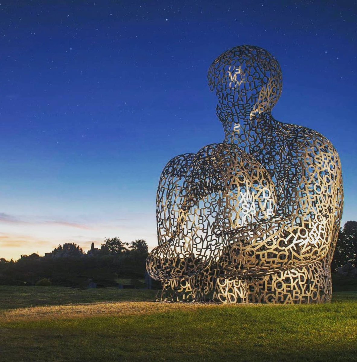 YSPsculpture's tweet image. 🇪🇺 Ukraine calling!

While the country looks forward to the Eurovision final, we're looking back to 2012, when the YSP Special project in Kyiv's botanical gardens was seen by 600,000 people in just one month.

Jaume Plensa, House of Knowledge, 2008 📷 Andriy Gorb