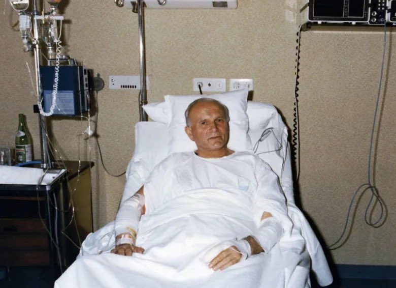 viachrist_'s tweet photo. Le 13 mai 1981, le pape Jean-Paul II est victime d’un attentat par Mehmet Ali Ağca, un nationaliste turc.

Il survit miraculeusement à 2 tirs et une grave perte de sang.

En 1983, il rend visite au tireur et lui pardonne. Ce dernier est aujourd’hui converti au christianisme. https://t.co/oLbC4CZt0W