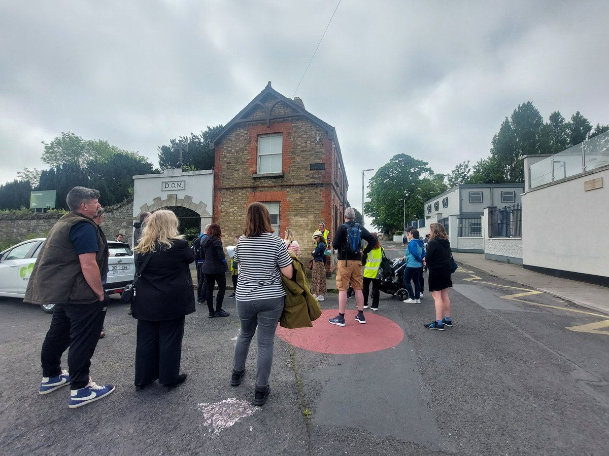 Bridging the Blue and Green, walking tour with @DublinGreening and @CommonGroundDub kicks off, they've produced and developed a beautiful map identifying the biodiversity, history and heritage of the area! 🙌🌻🌷🌹🌼🦊