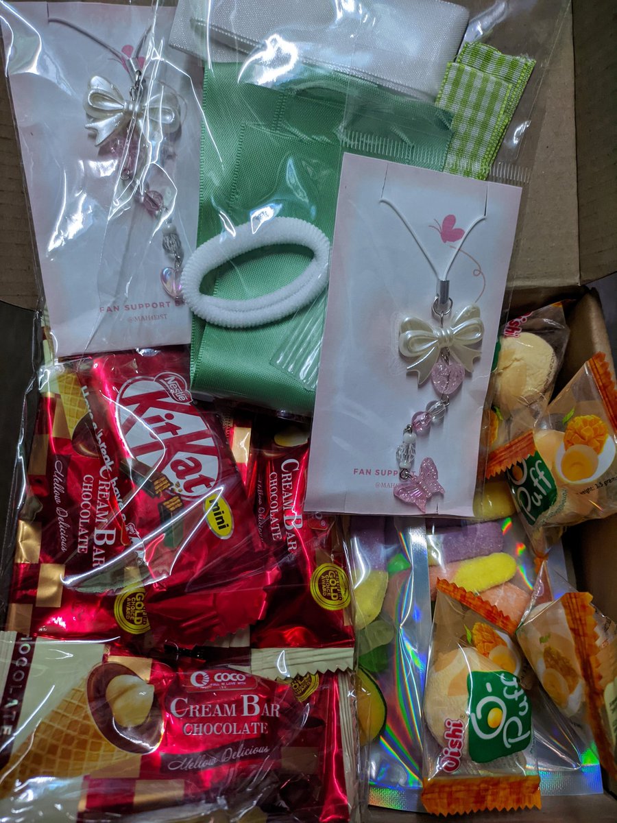 baananajaem's tweet photo. mejj bumaba na ang lagnat ko at eto una kong na-unbox😭

grabe naman talaga eon 'di ko naman inakalang ganito karami at kabongga hays mahal kita so much sa susunod ako naman magbibigay😤 @MAH4E1ST https://t.co/2DlXUV0ROo