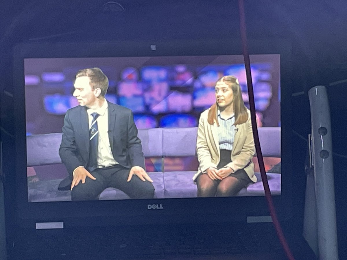 Was a brilliant experience presenting the TV programme @sheffjournalism with @Rachaelwhite951 on our LAST news day of the degree. How the bloody hell did we get here😅 @maxbscott on sport was also very distracting prior to the broadcast😂 Also repping the @SheffBankersHC tie 🏑