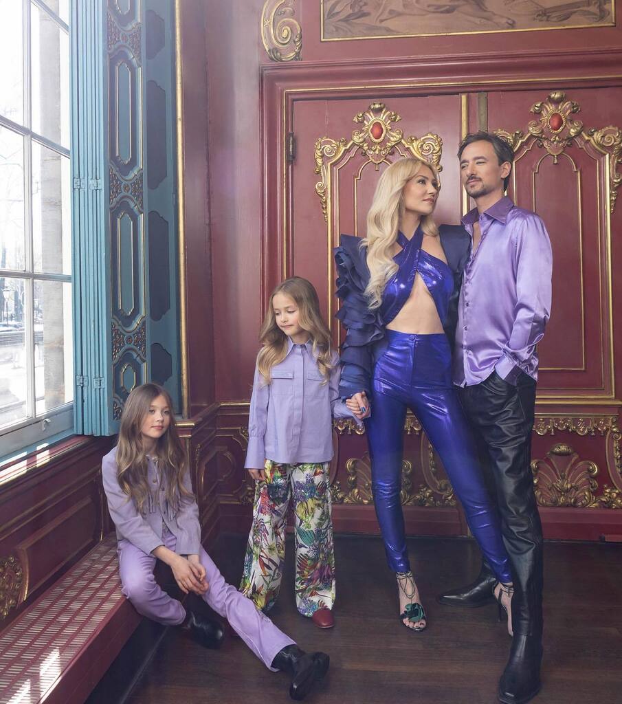 My family 🫶🏻💜

Hair &amp; Make-up <a href="/bymeedo/">Passion for Med</a> 
Styling <a href="/maureenpowel/">Maureenpowel</a> @studio__nk 
Photographer @marinke_photography 
For @fabulousmamanl instagr.am/p/CsLc1poo5Rt/