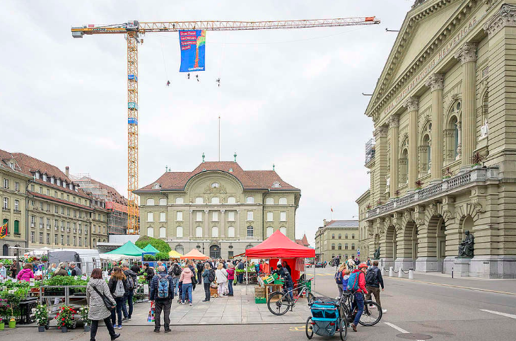 «Unser Planet hat Grenzen. Sprengen wir sie nicht» @greenpeace_ch Heute ist #SwissOvershootDay. Wir haben alle Ressourcen aufgebraucht, die uns für dieses Jahr zustehen. Leben alle so wie wir in der Schweiz, bräuchte es beinahe 3 Erden! 🌎🌎🌎 ➡️greenpeace.ch/de/story/98063…