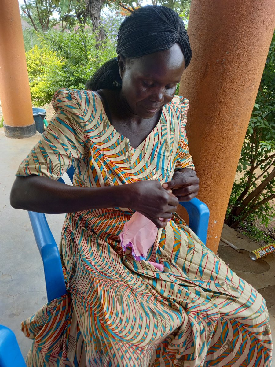 hindurainit's tweet photo. Meet Mama Foni
She's one of our project stakeholders, beneficiaries and willing Trainer of Trainers.
She hopes to go back to South Sudan one day and teach other women how to make these #InstantPads.
#SeedTheChange https://t.co/jeBwA8WyFP