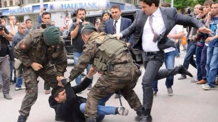 Bu gördüğünüz tekmeyi atan kişi Yusuf Yerkel. Tayyip Erdoğanın eski özel kalem müdür yardımcısı.
Yerde tekmeyi yiyen kişi Somada katledilen 301 madencinin yakını Tayyip’i protesto etmek istedi diye acısı dahi önemsenmeden tekmelendi.
Yusuf Yerkel ise Yurt dışına ticari ateşe oldu