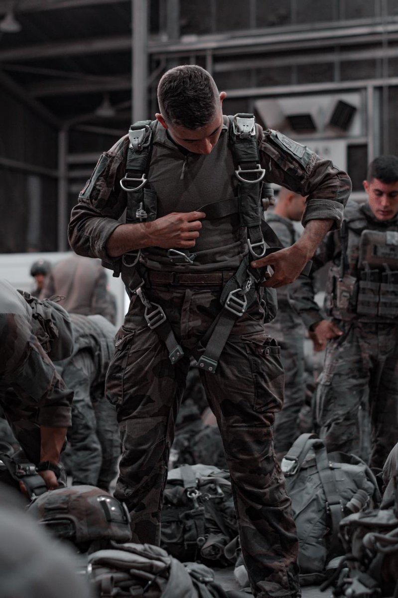 3RPIMa's tweet image. #SwiftResponse23
Le 3erpima se prépare à un saut de grande envergure planifié par @USArmyEURAF et réalisé par la @EjercitoTierra. Dans l&apos;avion des 🇵🇹🇭🇺🇮🇹🇫🇷 🇪🇸, notre point commun : 
le GO pour franchir la portière !

#strongertogether #wearenato
@11eBP @armeedeterre