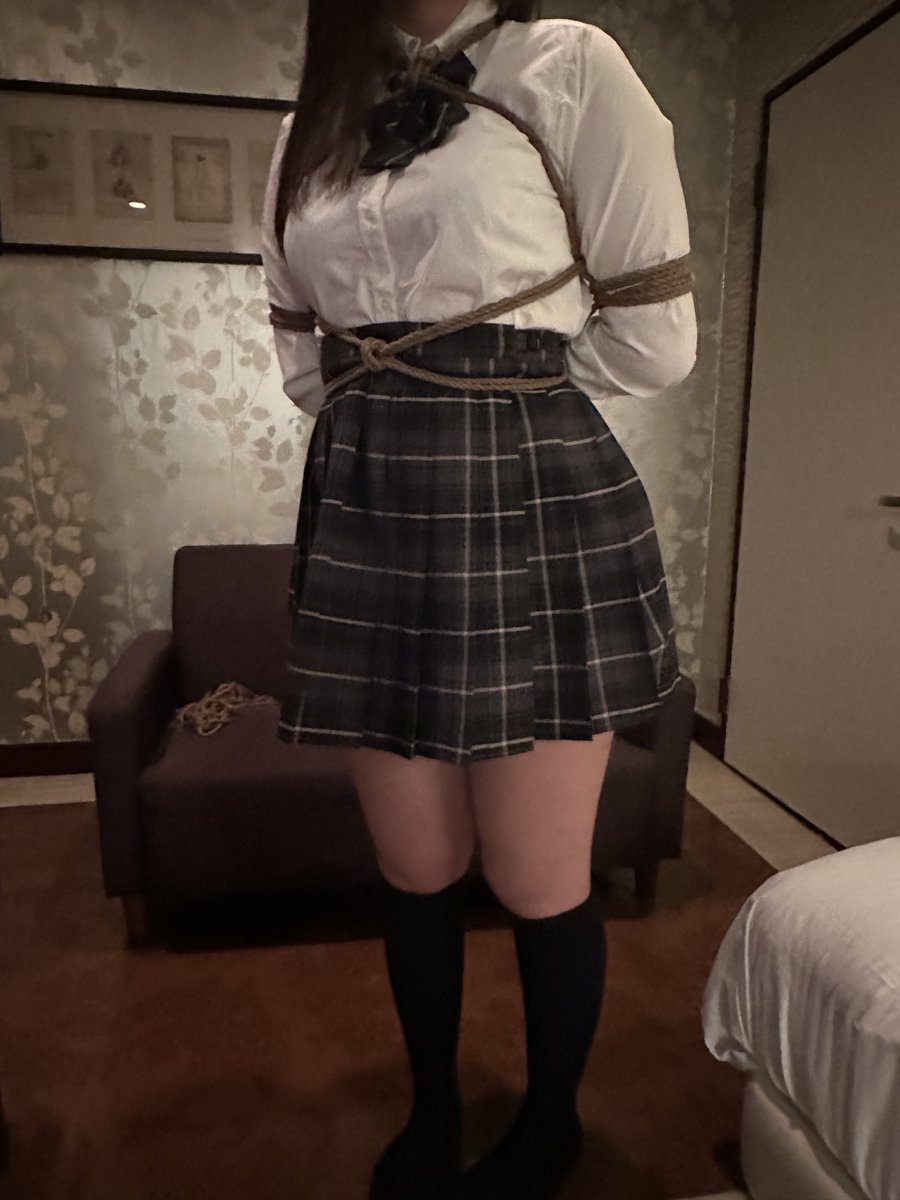 Twitterからの応募ではありませんが、緊縛モデルが来てくれました
コスプレイヤーという事なので制服を持参して頂き着替えてもらっての縛りです
もちろん成人です
女囚縛りしてみましたが完全なアンマッチですねw
#緊縛モデル
#受け手
#緊縛