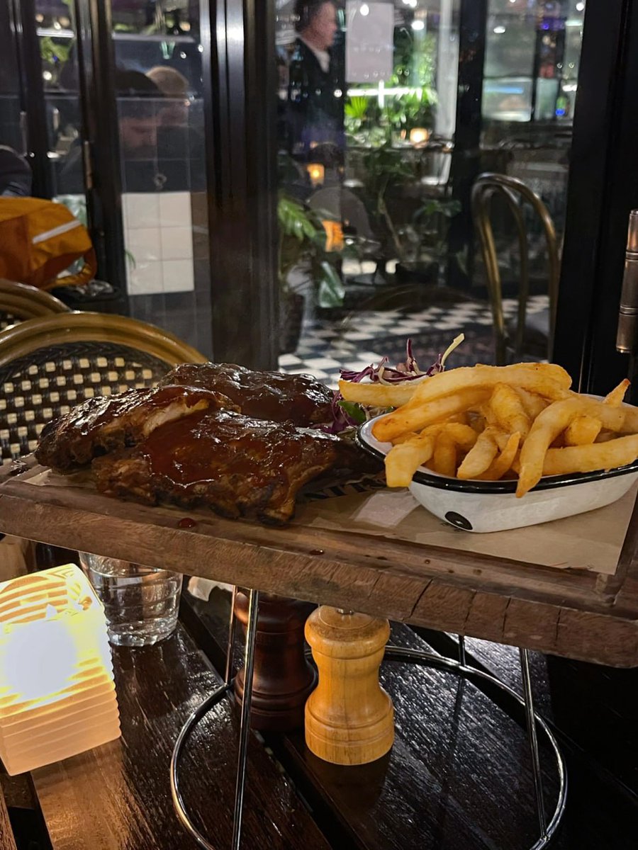 Yala River riverside restaurant Dating and get-togethers are casual, to the riverside light service is very enthusiastic, but also can chatter uncle guessed that we want to order Wellington and seafood noodles whole very excited 💥 a table of dishes are not stepped on the mine