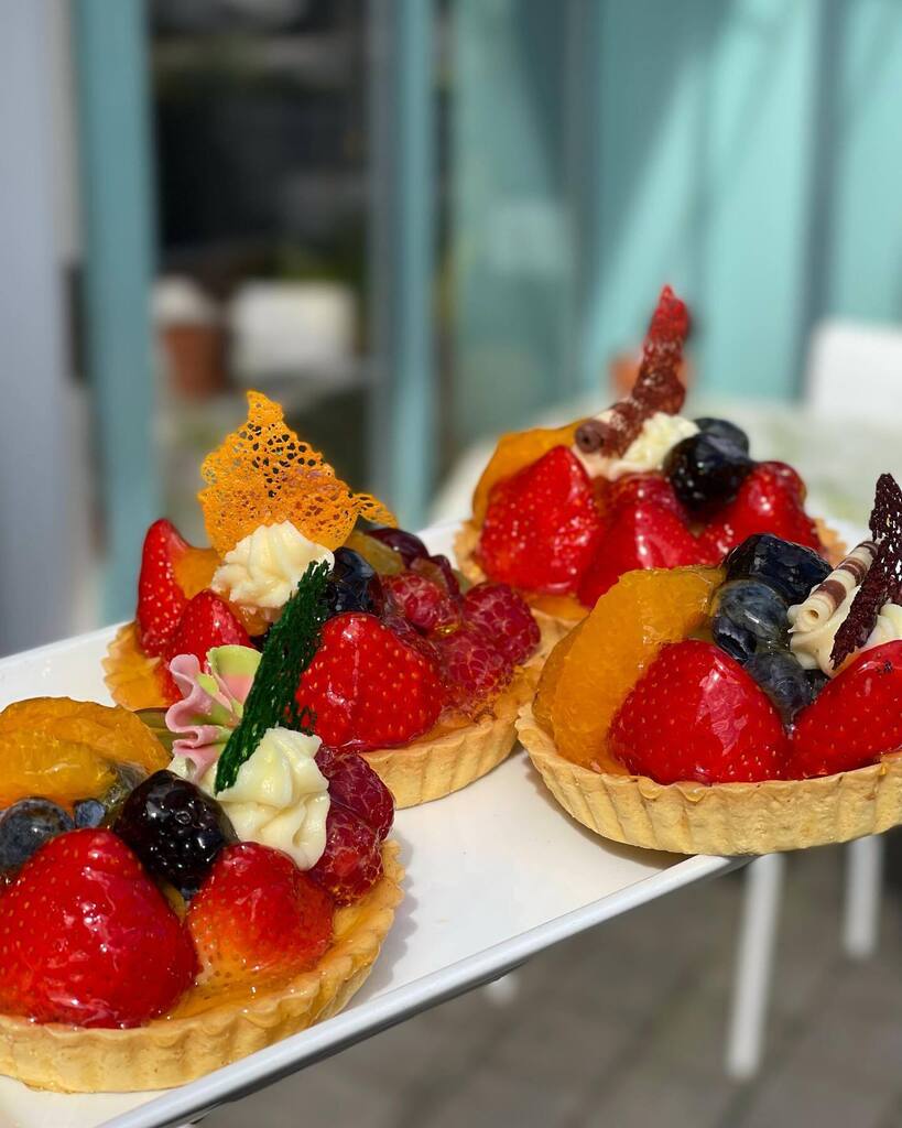 Happy Saturday! Who’s in the mood for a treat? 🍰 

The sun always puts us in the mood for some fresh fruit… in the form of a target of course 😉

#bakery #bakedgoods #weekendtreat #dessertinspo #galway #moycullen #shoplocal #irishbakery instagr.am/p/CsLhp7LsDoM/