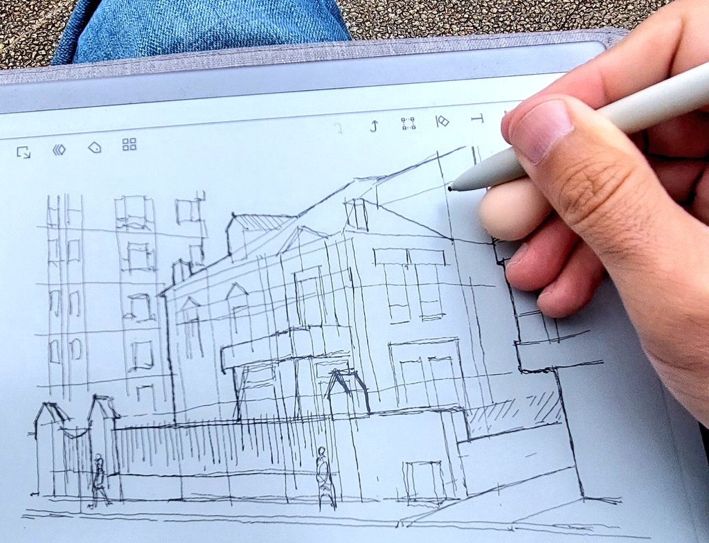 Este cielo plomizo intensifica la sensación de desamparo de la Casa Alfaro-Fournier. Abandonada a su suerte, he creído interesante hacerle al menos un homenaje gráfico. Tomo posiciones en un banco próximo y empiezo a garabatear... #SOSPatrimonioVitoria #elarteeslarespuesta