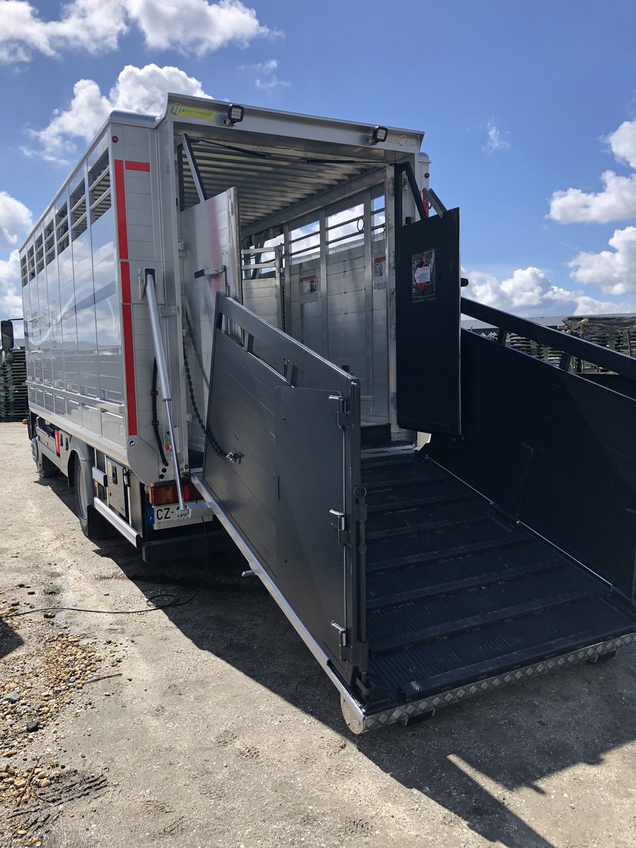Interbevna's tweet photo. Depuis 30 ans, la filière #élevage et #viande présente au salon @Agri_Aquitaine
Plusieurs animations cette année 
🐂jeux pédagogiques sur l’élevage 
🚛visite libre d’une véritable  bétaillère 
🥩 dégustations de viandes de qualité #labelrouge 
Venez nombreux, nous vous attendons https://t.co/zAlsDkww89