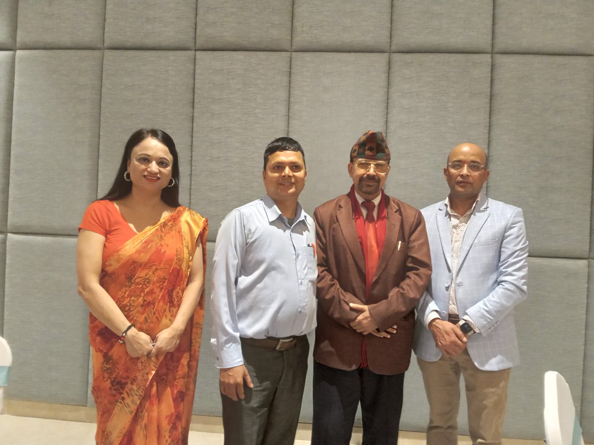 MSDawadi's tweet photo. संघीयता र लोकतन्त्रमाथि बहस: जर्मन संस्था फ्रेडरिक–एवर्ट–स्टिफटुङ नेपाल कार्यालयको आयोजना, संविधानविद् तथा प्रशासनविज्ञ काशीराज दाहाल सरसँग लामोसमयपछि भेट भयो ।  स्टिफटुङकी नेपाली आवासीय प्रतिनिधि नटालिया फिग्गे, अधिवक्ता रोशन पोखरेल र नेपाल टेलिभिजनकी नायब महाप्रबन्धक आरती चटौत https://t.co/eF5CGWFgph