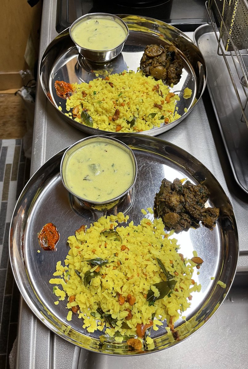 ShimanoDvs's tweet photo. இன்னிக்கி சுவையான மாலை சாப்பாடு.

・மோர் குழம்பு
・காளான் மிளகு வறுவல்
・ஊறுகாய்
・அவல் உப்புமா

#家ごはん #avalupma https://t.co/o5BEN4zVrv
