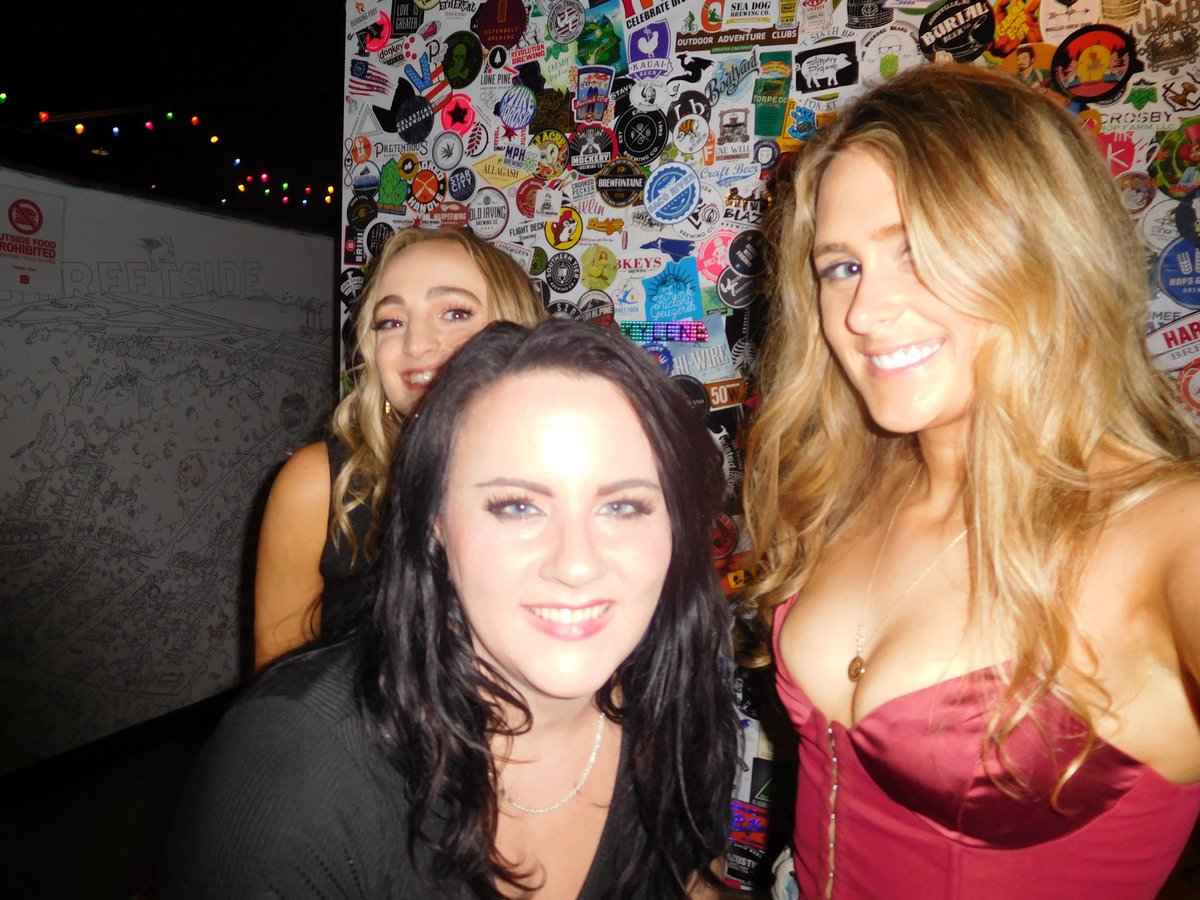 bailsofhaaay's tweet photo. Brought my digital point &amp; shoot to girls night and we acted like it was 2007 again📸❤ https://t.co/0xARoLkdDQ