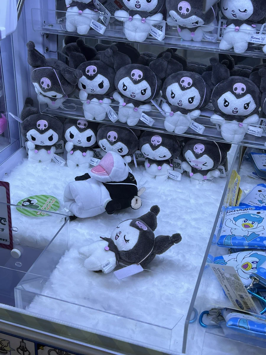 可愛いクロミちゃんのUFOキャッチャー。しかしよーく見ると…。クロミちゃんに混じって、うしが寝ていた！？