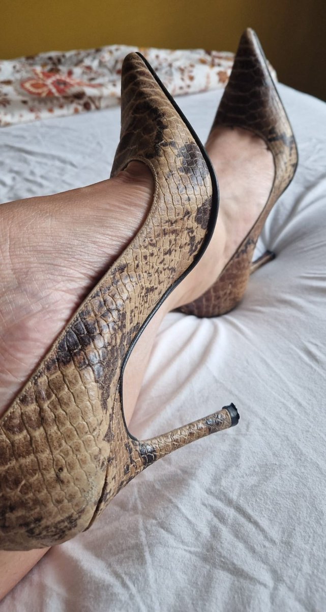 DonnaHeels's tweet photo. Today is a beautiful day for bare feet🧡 #barefeet #barefoot #feet
#sexyfeet #heels #wellworn #wellwornheels #feetlover #sweatyfeet #feetfetish https://t.co/9A0DJEEXed