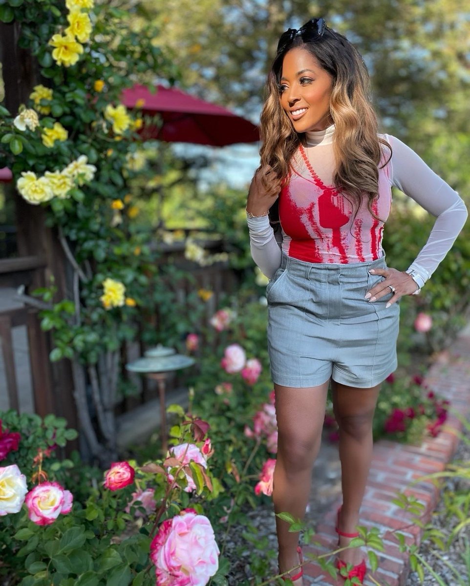 It's the sun-kissed melanin for me! 😍

Mrs. Toya & that bitty waist are looking as pretty as a flower! 🌺 Soon the new season of #MarriedToMedicine Twitter arrives along with Toya's live tweets. 😂 She & Eugenia give such good shaddde!!

Are you a fan of the Mrs. T? #Married2med