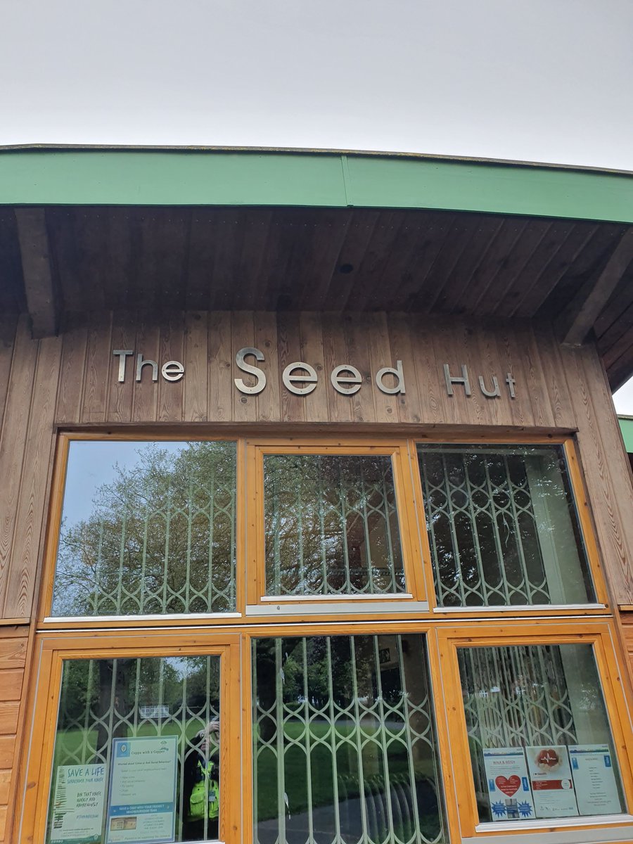 DelvesWMP's tweet photo. Officers from the Delves neighbourhood team have been at the seed hut Palfrey park this morning  delivering a police surgery  and high visibility patrols of the location. All in order with residents taking a walk and exercising. 👮‍♂️👍🚲👀 https://t.co/aMqSLVPiBt