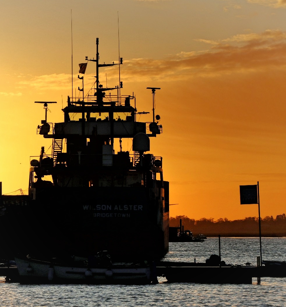 bseaharbour's tweet photo. EEMS STAR ship being escorted into Brightlingsea harbour on Tuesday by our pilot boat. #ship  #pilotboat #sunsets  #boats  #marine  #traveltuesday  #harbour #photograghy  #scenic 🌊🌆🛳️⚓️🚢 https://t.co/QPMfBcqw8x