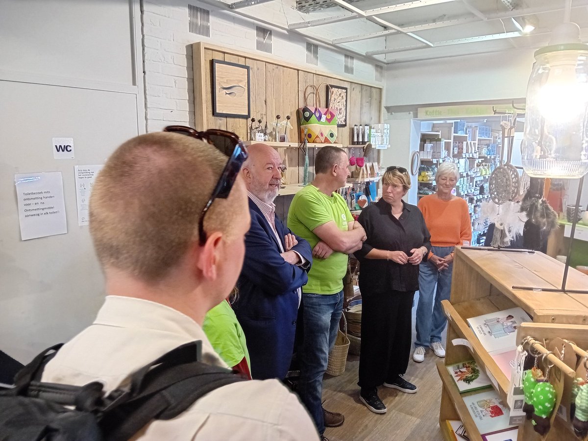 Fairtrade_BE's tweet photo. Stop 1. De @OxfamBE wereldwinkel. Samen met vrijwilligers smullen van (h)eerlijke chocolade! #bitetofight https://t.co/uyDdeM0y2s