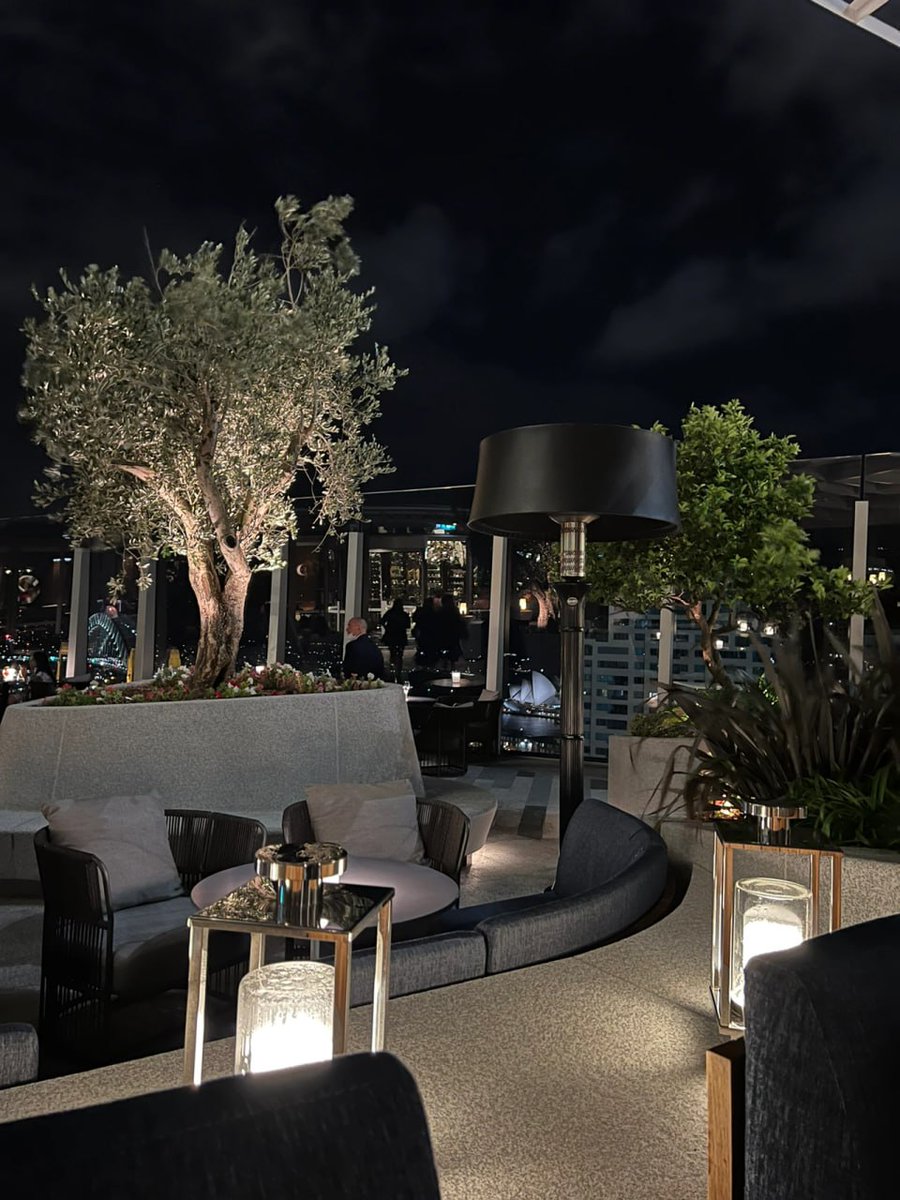 DistanceMagic's tweet image. In addition to zephyr in Sydney, this bar also has a beautiful view
You can see the harbour bridge and the Sydney Opera House
cocktail are very good to drink
Recommend The Lush Life
Sweet and sour citrus taste, very refreshing
Service is very good