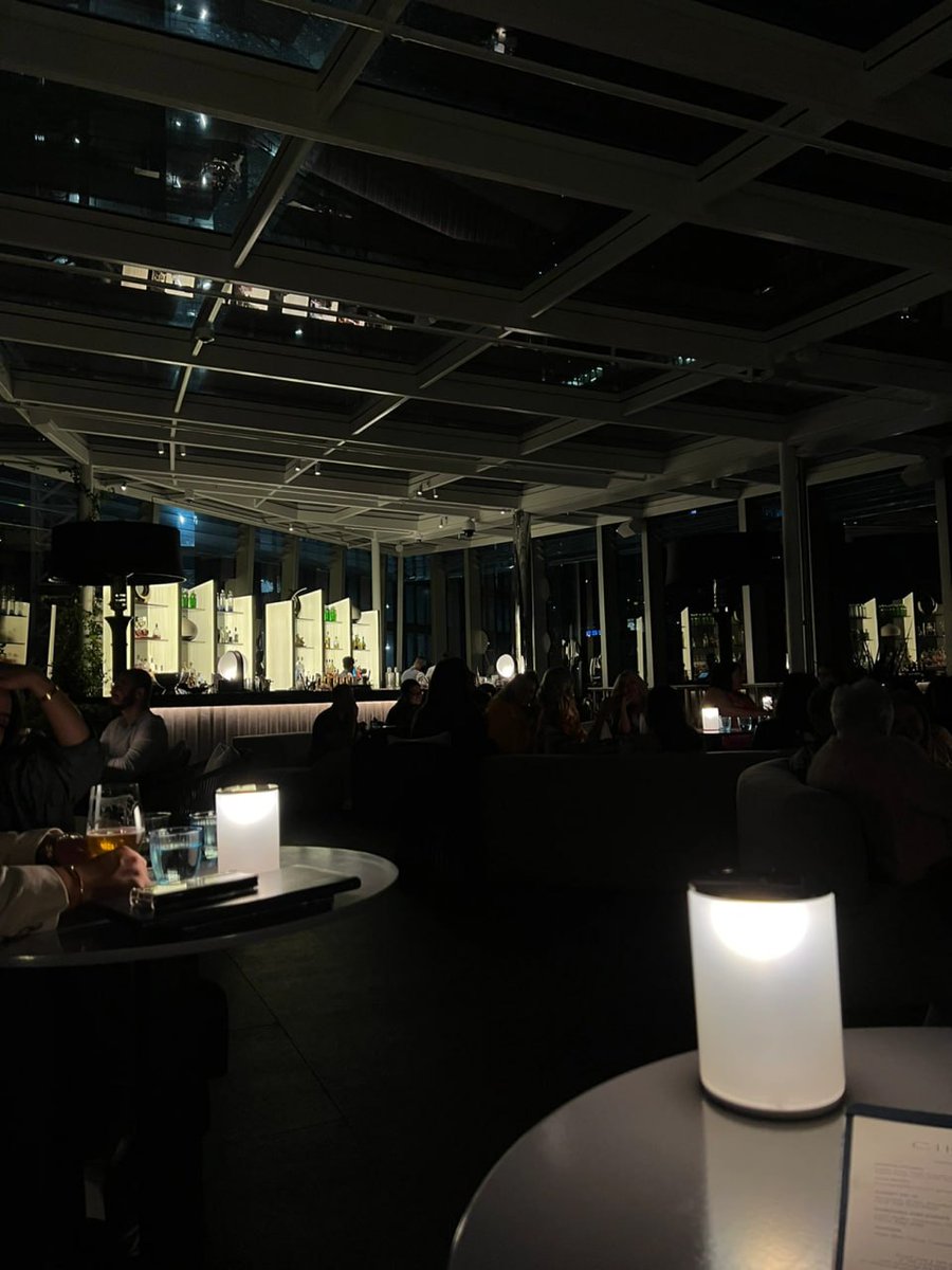 DistanceMagic's tweet image. In addition to zephyr in Sydney, this bar also has a beautiful view
You can see the harbour bridge and the Sydney Opera House
cocktail are very good to drink
Recommend The Lush Life
Sweet and sour citrus taste, very refreshing
Service is very good