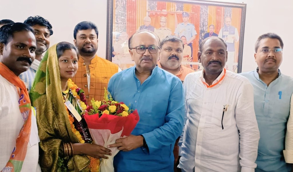 SidharthNSingh's tweet photo. मेरे विधानसभा क्षेत्र की वार्ड संख्या 35 झलवा से श्री राम लोचन साहू की पुत्रवधु श्रीमती प्रीति गुप्ता ने पार्षद का चुनाव जीतने पर भेंट की, उन्हें हार्दिक बधाई एवं शुभकामनाएं दीं।

@BJP4India @BJP4UP @Bhupendraupbjp @idharampalsingh https://t.co/kXcjBzceby