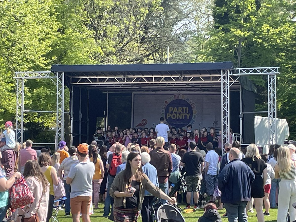 AlexDaviesJones's tweet photo. Proudly rockinโ @SiopDwt & @LabourWomensNet at #PartiPonty today ๐ด๓ ง๓ ข๓ ท๓ ฌ๓ ณ๓ ฟ๐น
Lush to see so many people enjoying the sunshine, music and our glorious Park โ๏ธ๐ถ๐ธ #Pontypridd @FriendsOfYWMP @MenterIaithRhCT @RCTCouncil https://t.co/ueRbQSe6CT