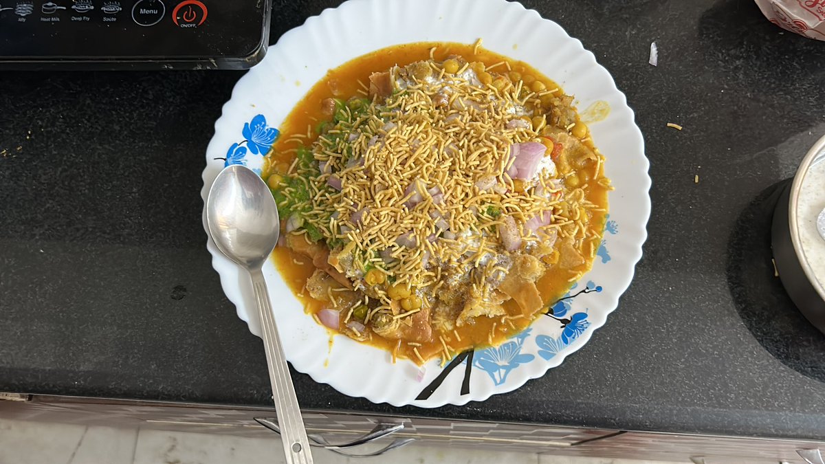 speaks_prav's tweet photo. #Homemade #SamosaChat 👍🙏🙏😋 https://t.co/5aIfO2tu4j