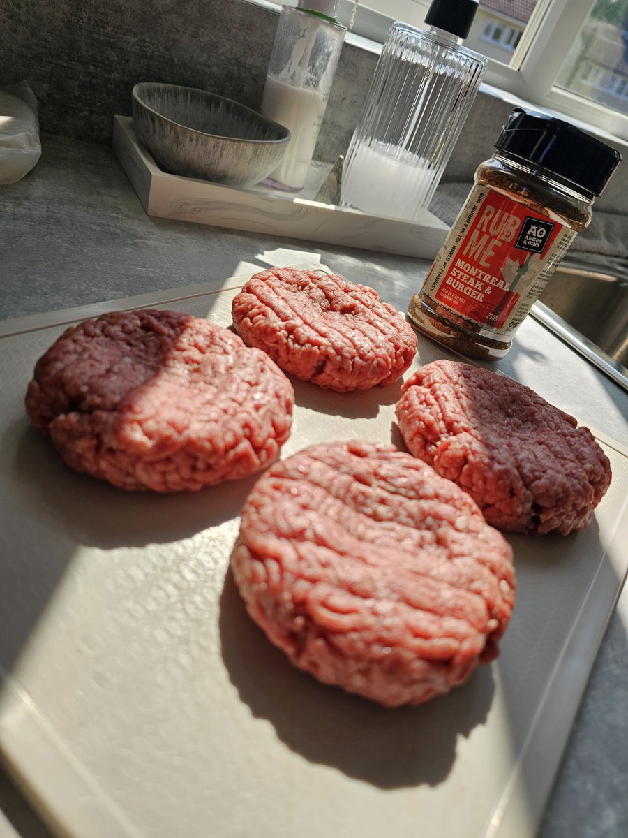 agm_bbq's tweet photo. It's that kinda day 🌞🔥🍔

#bbq #burgers @AngusandOink https://t.co/cpWDuOzGct