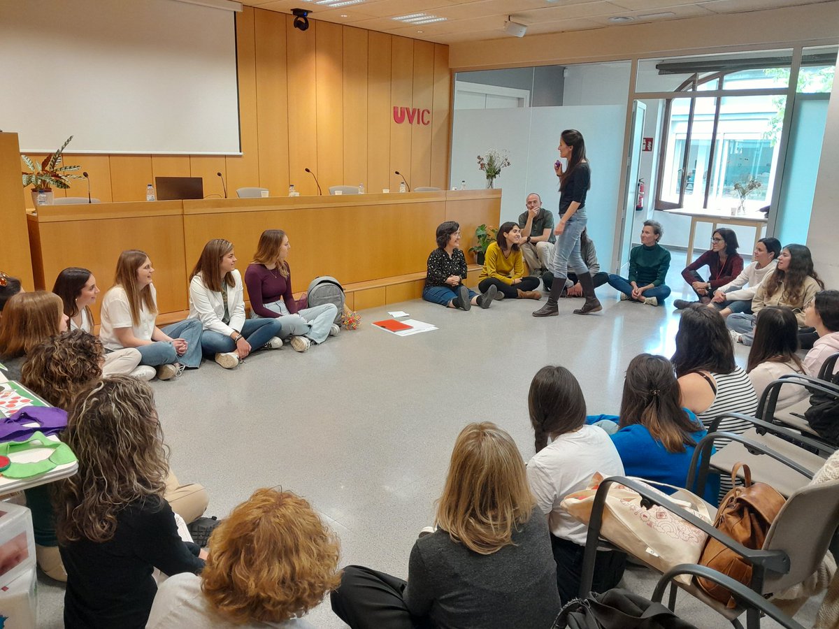 espaisinfantil's tweet photo. I ara un taller! @BertaTorrasVila implica a tots els participants. Tenim l'oportunitat d'aprendre estratègies vivint-les en primera persona per sentit la connexió i l'emoció del contacte amb l'anglès a travéa del cos i la música. https://t.co/uie0GPtV6g