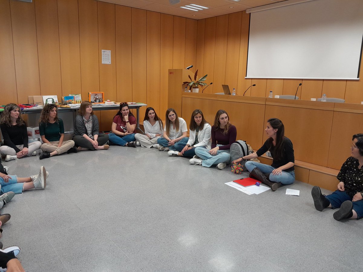 espaisinfantil's tweet photo. I ara un taller! @BertaTorrasVila implica a tots els participants. Tenim l'oportunitat d'aprendre estratègies vivint-les en primera persona per sentit la connexió i l'emoció del contacte amb l'anglès a travéa del cos i la música. https://t.co/uie0GPtV6g
