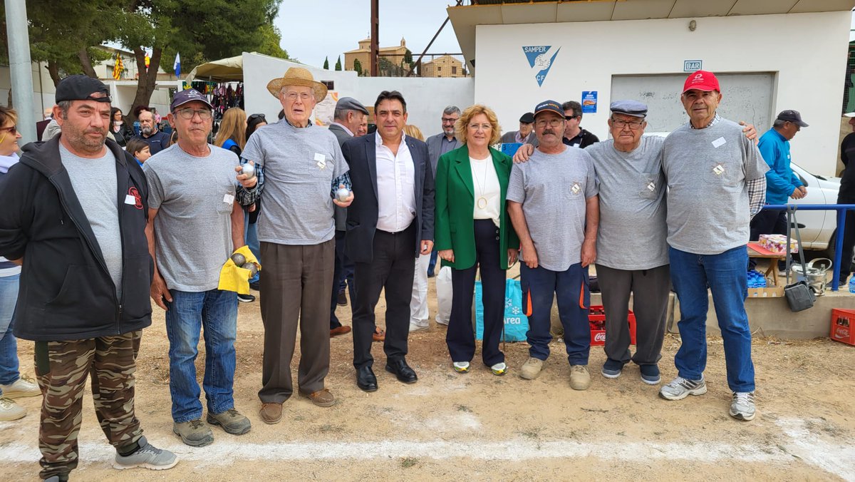 GobAragon's tweet photo. 🐄🧀La consejera @marivibroto ha visitado la Feria Ganadera, Artesana y Alimentaria de #SamperDeCalanda, que tiene lugar en vísperas de las fiestas de Santa Quiteria

🗣️ "Esta feria demuestra que el mundo rural apuesta por el emprendimiento y la innovación para asentar población" https://t.co/QsvfzLYX4Q