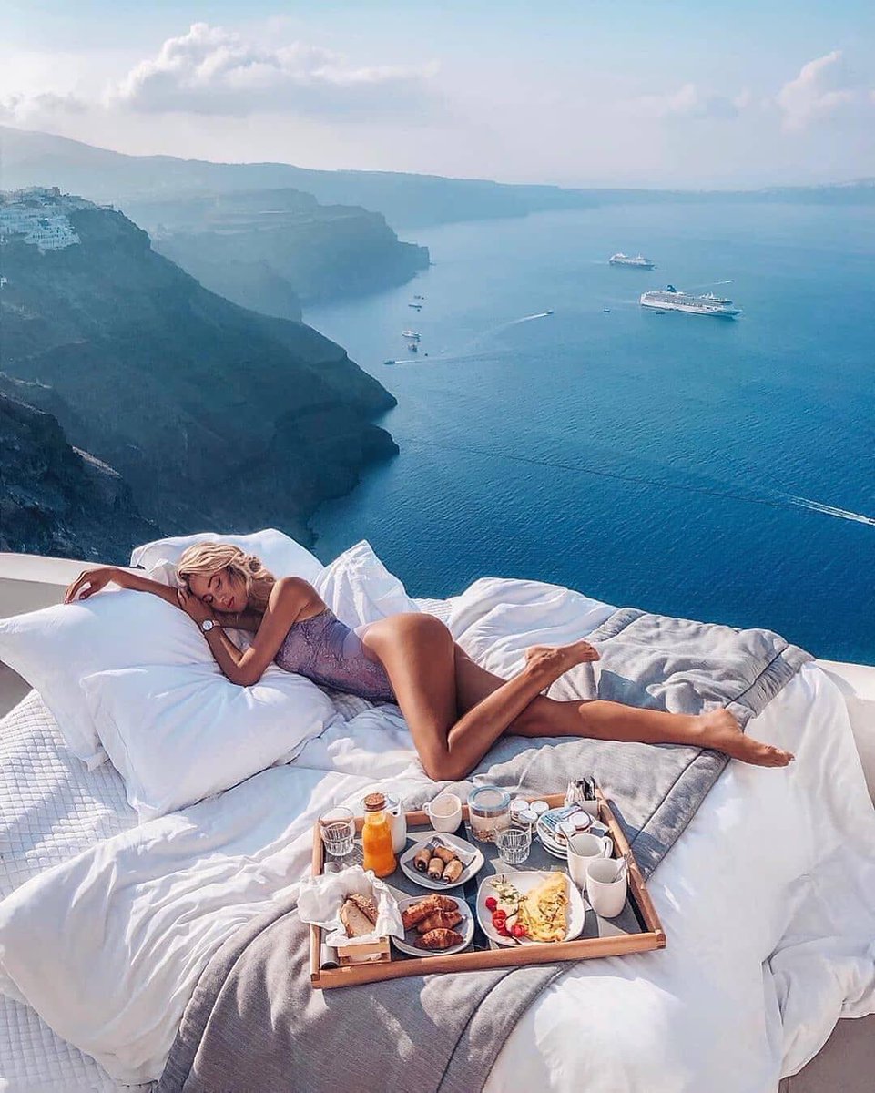 Waking up In Santorini, Greece 🇬🇷👌💙 Book your tour with Travello 🌏 📸 Instagram.com/julia_korf_