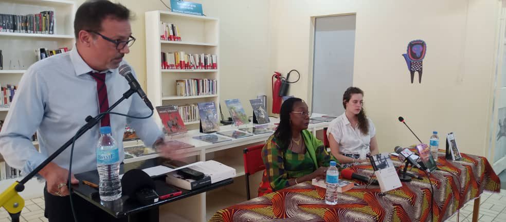 Le <a href="/ccfnjr/">@ccfnjeanrouch</a> accueille ce matin l’écrivaine Antoinette Tidjani Alou pour la dédicace de son roman « Mano de l’autre bord ». Notre but: promouvoir la littérature francophone ;donner le goût de la lecture à la jeunesse; soutenir la chaîne du livre au #niger avec <a href="/ambafr_au_niger/">La France au Niger</a>