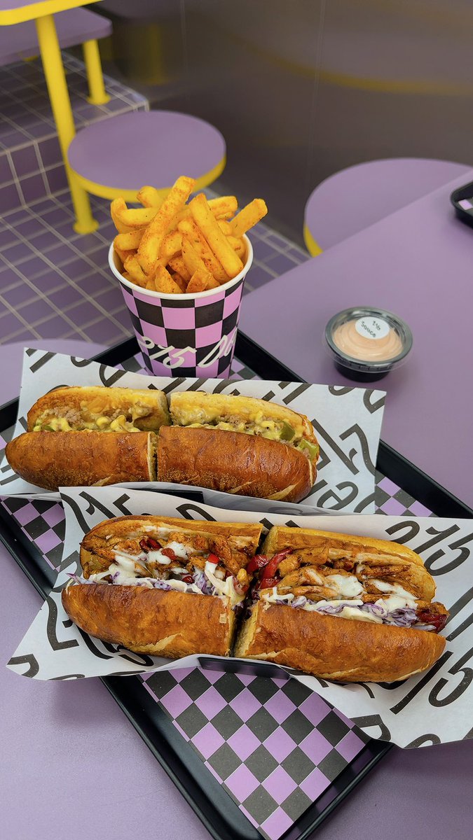 The_BurgerHolic's tweet photo. مطعم 215Deli @215Deli 
حي التعاون
يقدم فيلي ستيك في خبز برتزل طازج يخبز في المطعم
عندهم نوعين:
فيلي ستيك(لحم) 29رس
لحم ستيك برازيلي مع جبنة برفولون وبصل وفلفل اخضر وصوص
رانشي ساندوتش (دجاج) 23رس
دجاج محلي مشوي ومتبّل مع سلطة ملفوف وفلفل احمر ورانش
كلها اعجبتني، والدجاج الألذ 👍 https://t.co/hC4TNhiEub