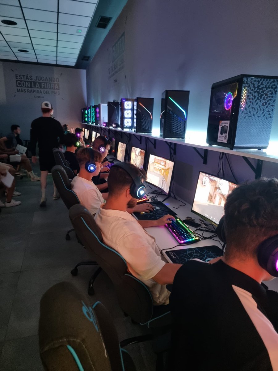 RambootClub's tweet image. En el día de ayer, los alumnos de @esbs_sport visitaron el Ramboot Esports Arena.

Tuvieron la oportunidad de probar la mejor fibra, junto a los mejores ordenadores y periféricos del mercado.

Acabaron la visita disfrutando de la mejor hamburguesa 🔥

#AmuntRamboot