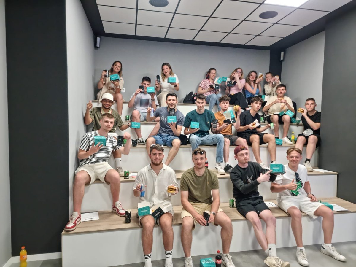 RambootClub's tweet image. En el día de ayer, los alumnos de @esbs_sport visitaron el Ramboot Esports Arena.

Tuvieron la oportunidad de probar la mejor fibra, junto a los mejores ordenadores y periféricos del mercado.

Acabaron la visita disfrutando de la mejor hamburguesa 🔥

#AmuntRamboot