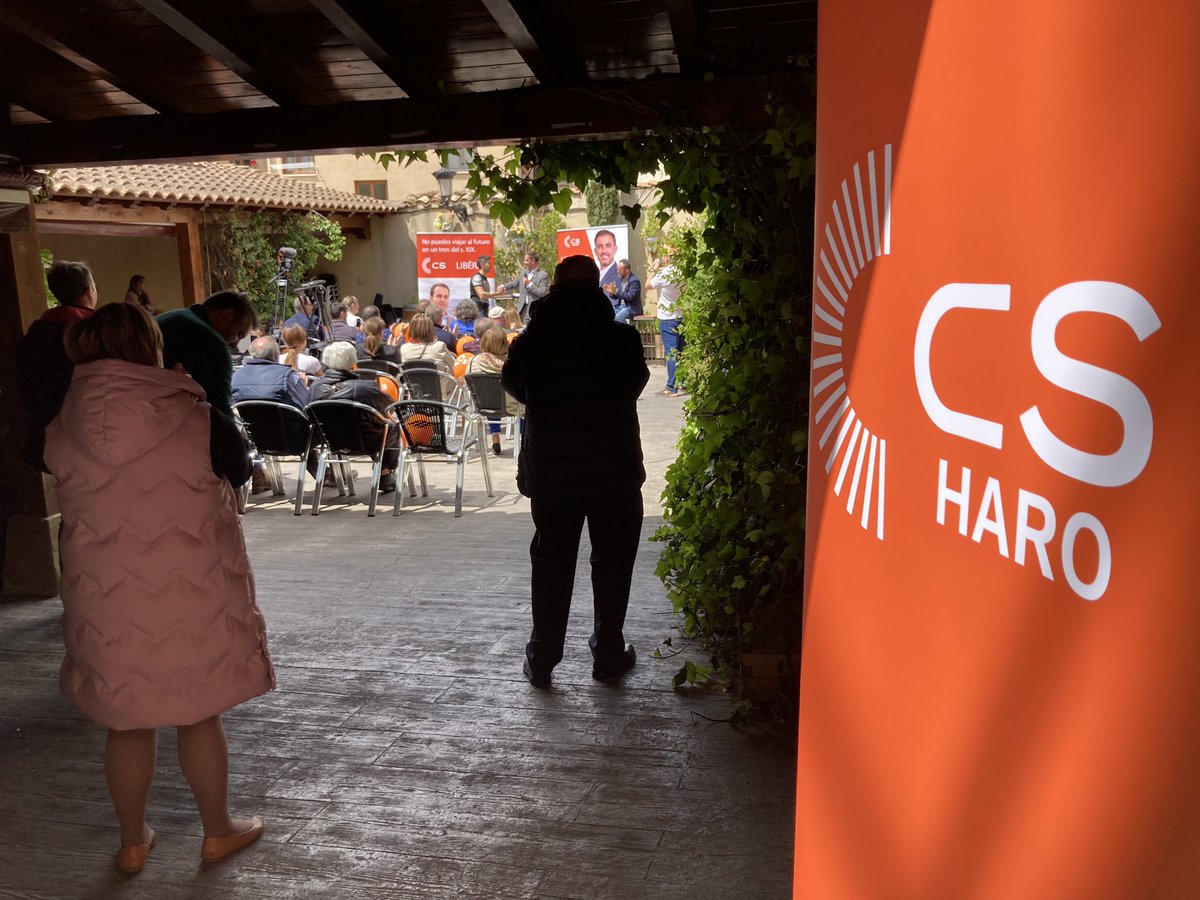 CsLaRioja's tweet photo. 🧡 Haro se libera de la oscuridad con Borja Merino.

💡 ¡Volvamos a ver las luces! #LIBERATE

@B_Merino_3 @Cs_Haro @maitepagaza https://t.co/Nkk6nCJOn9